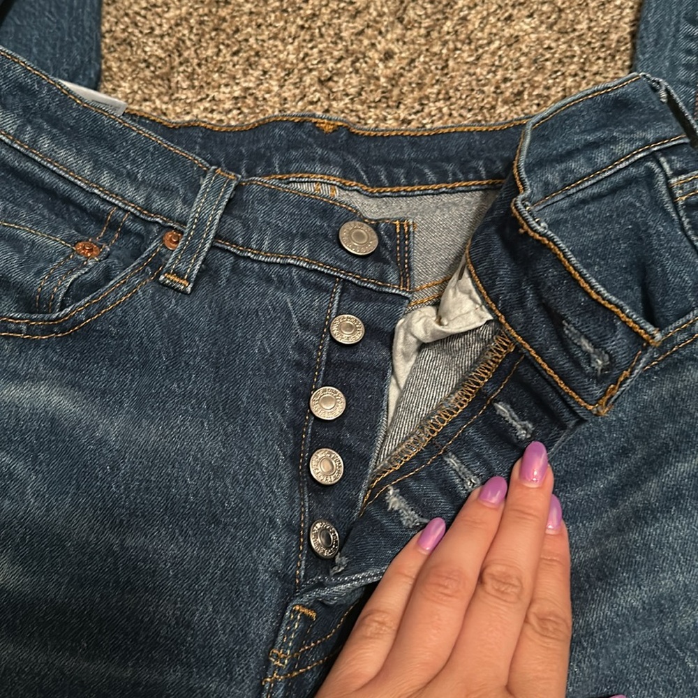 Levis - Picture 3 of 8
